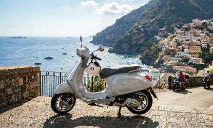 Piaggio Vespa GTS 125 rental in Praiano